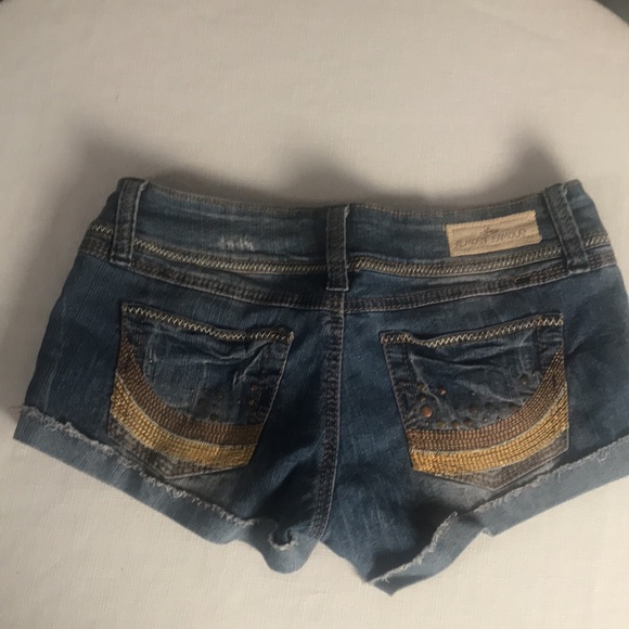 Almost Famous Denim Distressed Raw Hem Stretch Jeans Shorts Women’s Size 7 - Picture 4 of 5